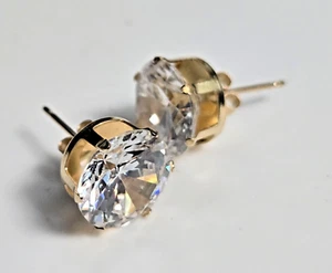 9ct Yellow Gold Stud Earrings Main Stone Cubic Zirconia Stones 17mm Long - Picture 1 of 4