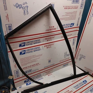 1995 95 ISUZU RODEO HONDA PASSPORT REAR RIGHT PASSENGER SIDE WINDOW WEATHER SEAL - Picture 1 of 15