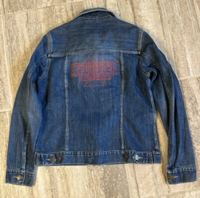 Eddie Bauer Denim Jacket with Stranger Things Embroidered on Back Size Medium Foto 1 de 4
