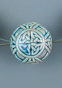 CUENTAS DE CERÁMICA HECHAS A MANO CON ACABADO RAKU - PATRÓN CELTA - JUEGO DE 2 - Imagen 1 de 2