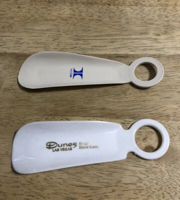 Lote De Colección De 2 Cuernos De Zapatos De Plástico De Recuerdo Las Vegas - Hilton Hotel & Dunes Foto 1 de 4