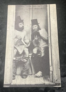 Risqué postal dos hombres en sombreros superiores en el inodoro en el hogar  - Imagen 1 de 3