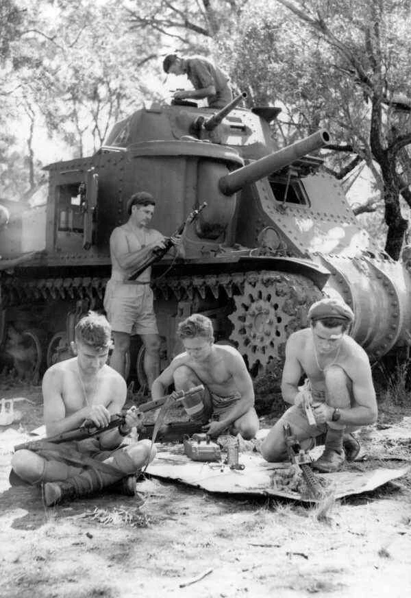 WW2  Photo Australian M3 Tank Small Arms Australia WWII World War Two ANZAC - Imagem 1 de 1