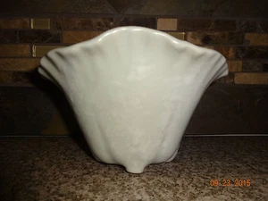 Vintage 4.5" Shawnee 2504 Cameo Vase Light Gray/White splatter - Picture 1 of 4