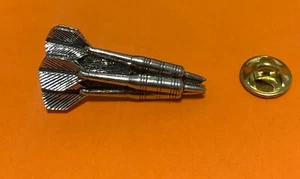 JUEGO DE DARDOS PIN DE PELTRE INSIGNIA BROCHE SOLAPA EN BOLSA DE REGALO DARDOS CUMPLEAÑOS - Imagen 1 de 2