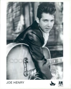 Press Photo Singer Producer Joe Henry With Acoustic Guitar - Picture 1 of 2