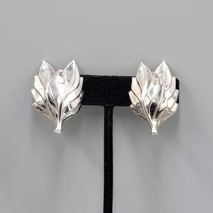 Vintage Marino Clip on Earrings Silver tone Leaf Climber 1 3/8" - Picture 1 of 8