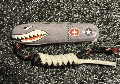 New Victorinox Hiker “Warthog” WW2 Style Design 91mm Swiss Army Knife w/ Lanyard Foto 1 de 4