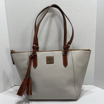 Bolso de Hombro Dooney & Bourke Janie Cuero Guijarro Hueso Marfil Marrón Grande Foto 1 de 4