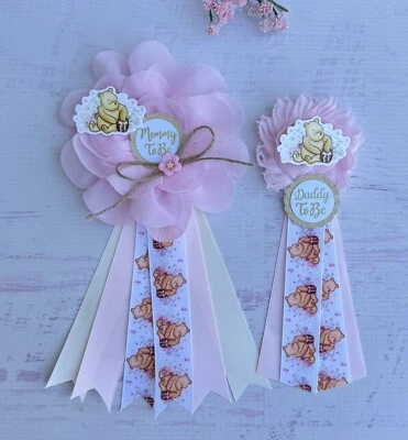 Clásico ramillete de baby shower Winnie The Pooh, prendedores de baby shower para mamá y papá Foto 1 de 2