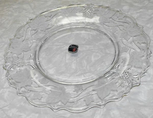 PLATO DE ALMUERZO DE PLANTACIÓN DE VIDRIO HEISEY DE COLECCIÓN 8 5/8" CON GRABADO EN HIEDRA - Imagen 1 de 3