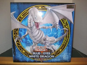 Yu-Gi-Oh! Estatua pintada de PVC de 14"" de 14"" con ojos azules variante blanca SELLADA - Imagen 1 de 2