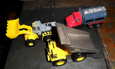 Lote de 3 camiones cisterna Tonka Funrise Hasbro Vietnam 2012 gasolina y tractor de volteo sin precio de reserva como nuevo Foto 1 de 4