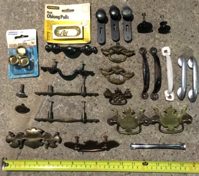 LOTE 28 Manijas y Tiradores Antiguos Vintage Puertas de Gabinete Muebles Escritorio Cajón Foto 1 de 4