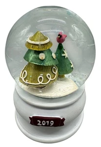 2019 Khol's Christmas musikalische Schneekugel mit Kardinal & Bäumen weißer Sockel LESEN - Bild 1 von 7