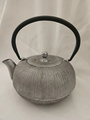 Антикварный подписанный японский чугунный чайник  - Изображение 1 из 4