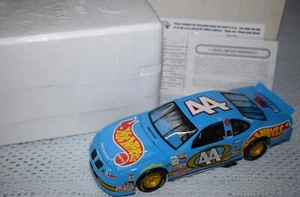 Hot Wheels Edizione Limitata Kyle Petty #44 Red Lobster 1:24 Nascar 24956 Nuovo con scatola #130 - Foto 1 di 11