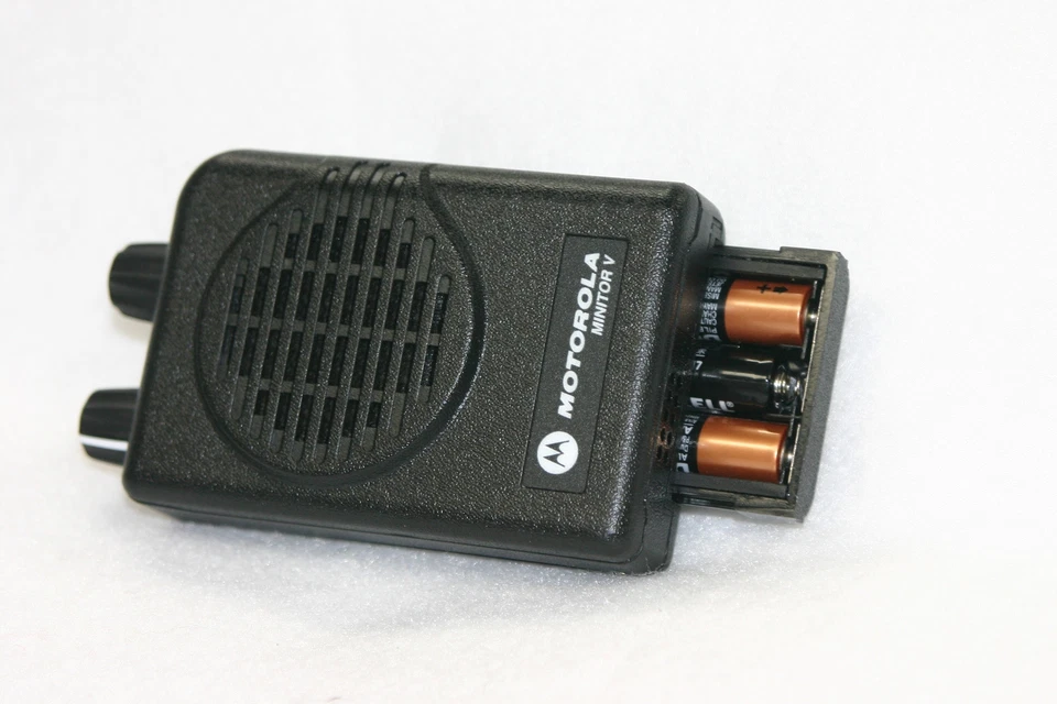 MOTOROLA MINITOR V 5 AAA BATTERY PACK - USES 3 AAA BATTERIES - FIRE EMS RLN5707