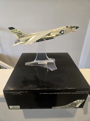 Century Wings F-8E CRUSADER U.S. MARINE CORPS VMF (AW)-333 TRÉBOLES DE LUCHA  Foto 1 de 4