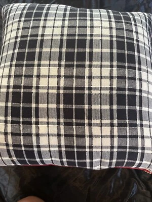 Almohada de plumas Ralph Lauren 22" Pato Walk a cuadros algodón lino tartán negro  Foto 1 de 4