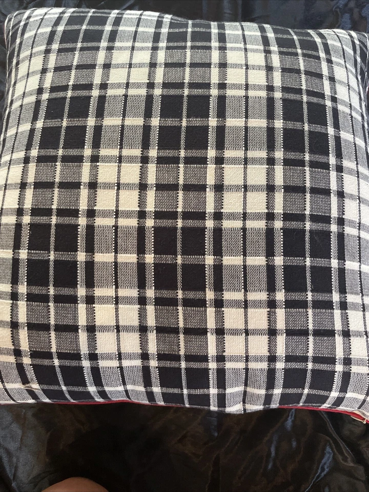 Almohada de plumas Ralph Lauren 22" Pato Walk a cuadros algodón lino tartán negro  Foto 1 de 4