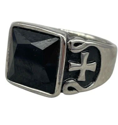 ANELLO UOMO PIETRA NERA QUADRATA E CROCI AI LATI ACCIAIO INOX MISURA 19 ITALIANA - Immagine 1 di 4