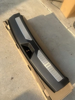 Chevy Tahoe Suburban GMC Yukon 2021-2025 placa de umbral de carga cromada negra 85124294 Foto 1 de 4