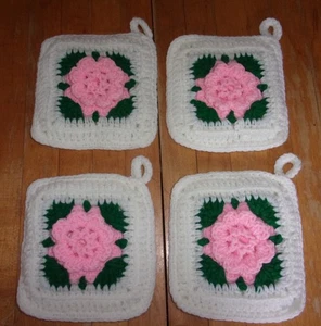Juego de 4 soportes para macetas vintage Trivet Hot Pad tejido/crochet blanco con flor rosa - Imagen 1 de 3