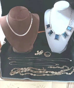 Monet Schmuck Konvolut 5 Halsketten 2 Broschen - Bild 1 von 10