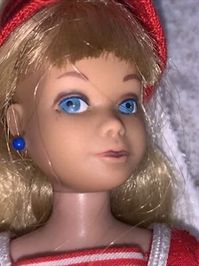 Barbie vintage anni 60 gamba dritta SKIPPER DOLL BIONDA con costume da bagno rosso, cappello, scarpe, asciugamano - Foto 1 di 16