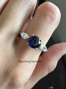 Anello di Fidanzamento Blu Taglio Tondo Zirconi Diamante Tre Pietre Regalo Anniversario Donna - Foto 1 di 12