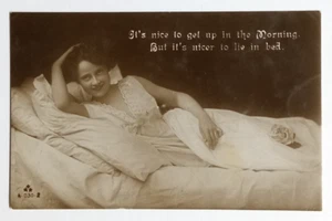 Verführerische Frau liegt im Bett gewagt um 1910 Echtfoto Postkarte RPPC UNP Italien - Bild 1 von 2