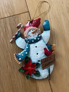 Metallic cheery snowman Christmas decoration featuring 'Let it snow' message - Picture 1 of 2
