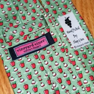 NWT Vineyard Vines boys silk tie Bobbing for Apples Green Shep & Ian green - Picture 1 of 3