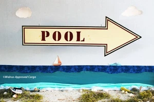 POTTERY BARN HOLZ HÄNGENDES PFEIL POOLSCHILD - WEISEN SIE DEN WEG ZU SPASS & COOLER DEKORATION - Bild 1 von 10