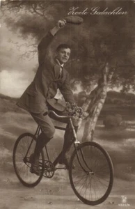 Un hombre con una bicicleta - Ciclismo - Foto antigua postal años 1900 (3) - Imagen 1 de 2