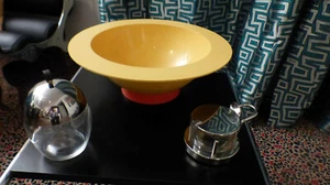 Alessi Deckeldose, Käsedose  und große Salatschüssel, Italien 80er Jahre, Memphi - Bild 1 von 3