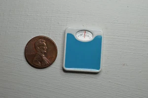 Recreación azul a escala de baño en miniatura en escala de muñeca 1:12 - Imagen 1 de 5