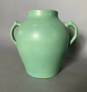 VINTAGE ANTIQUE MISSION ARTS & CRAFTS STYLE MATTE GREEN ART POTTERY HANDLED VASE - Picture 1 of 8