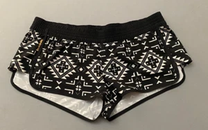 Dakine Women's Black & White Pattern Stretch Waist Board Shorts Size L NWOT - Picture 1 of 8