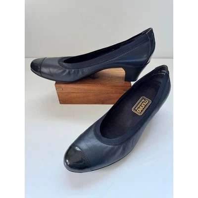 Zapatos de salón Munro American 9N para mujer de cuero negros con tacón bajo y puntera Foto 1 de 4