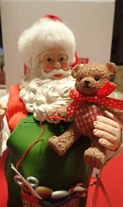 Possible Dreams Clothique Weihnachtsmann und Teddybär "Made With Love" 6008586D - Bild 1 von 9