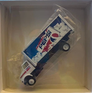 Winross Pepsi-Cola Box Truck 1:64 Scale New - Picture 1 of 1