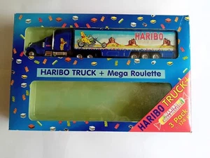 Haribo Truck, Sattelauflieger mit US-Hauber, Goldbär auf Motorrad in der Wüste - Bild 1 von 1
