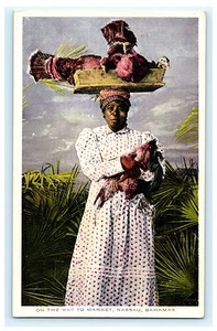 En el camino al mercado Nassau Bahamas postal mujer vestido pavos en la cabeza D8 - Imagen 1 de 2