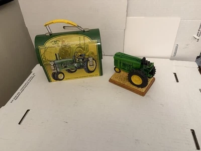 Mini lonchera John Deere con tractor de juguete Foto 1 de 4