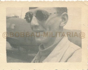 L429 Foto Jagdflieger Flieger Ass Pilot mit Sonnenbrille wie H.-J. Marseille - Bild 1 von 2
