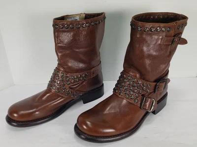 BOTAS CURTAS FEMININAS FRYE JENNA 76795 ARNÊS CRAVEJADO COURO MARROM TORNOZELO 8 B - Imagem 1 de 4