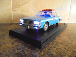 STUNNING GREENLIGHT 1/18 NEW YORK POLICE CHEVY CAPRICE WITH WORKING LIGHTS CASED - Picture 1 of 19