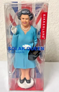 KIKKERLAND SOLARBETRIEBENE WINKENDE KÖNIGIN ELIZABETH FIGUR - Bild 1 von 3